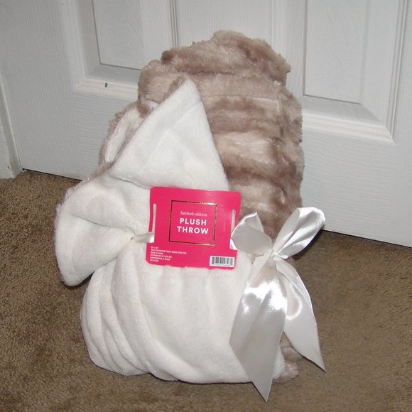 NEW Ulta Beautiful Plush throw Blanket Cappuccino color - Picture 1 of 6